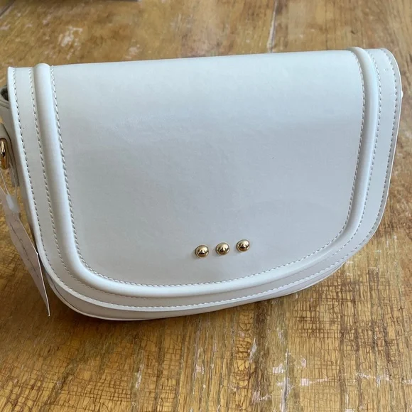 Chic White Crossbody Bag with Gold Accents - Picture 2 of 8